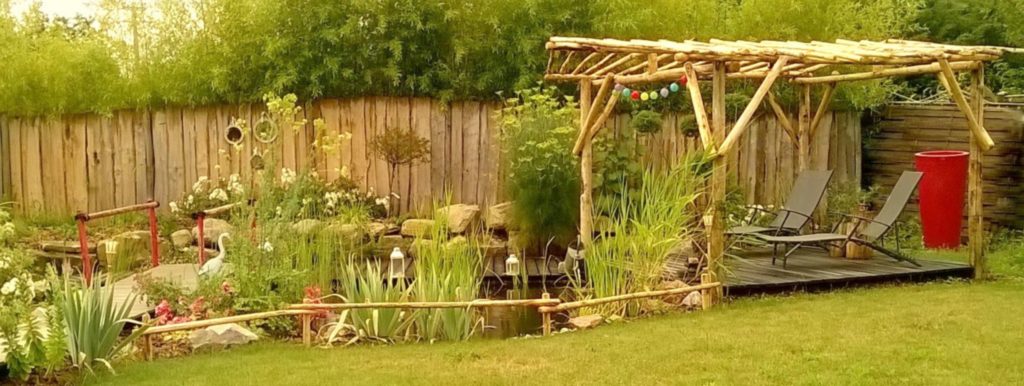 Aménagement de jardin avec des éléments en bois de châtaignier